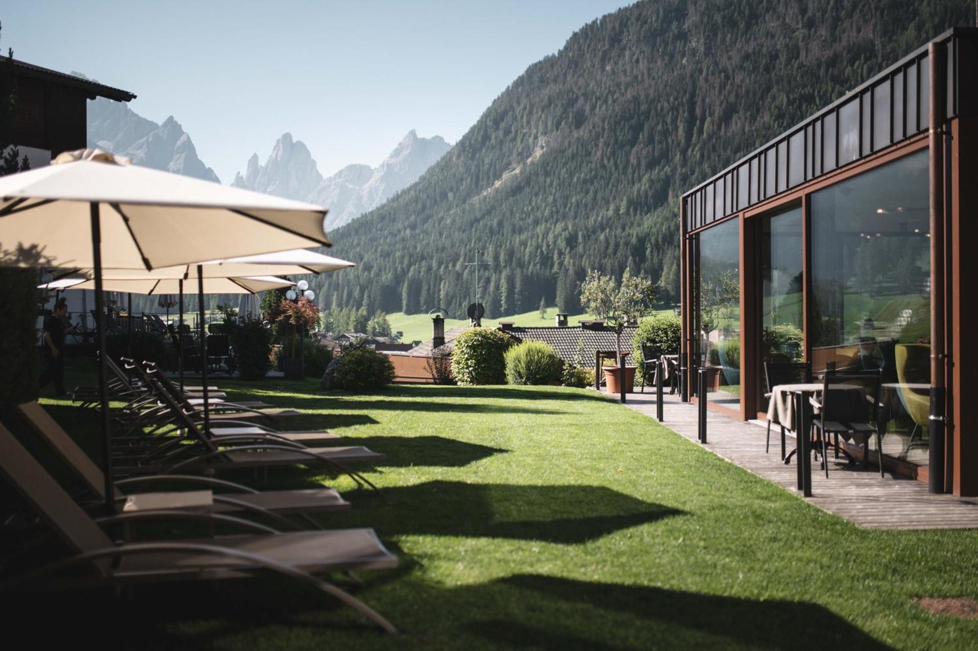 Alpenwellnesshotel St. Veit Sexten Exteriör bild